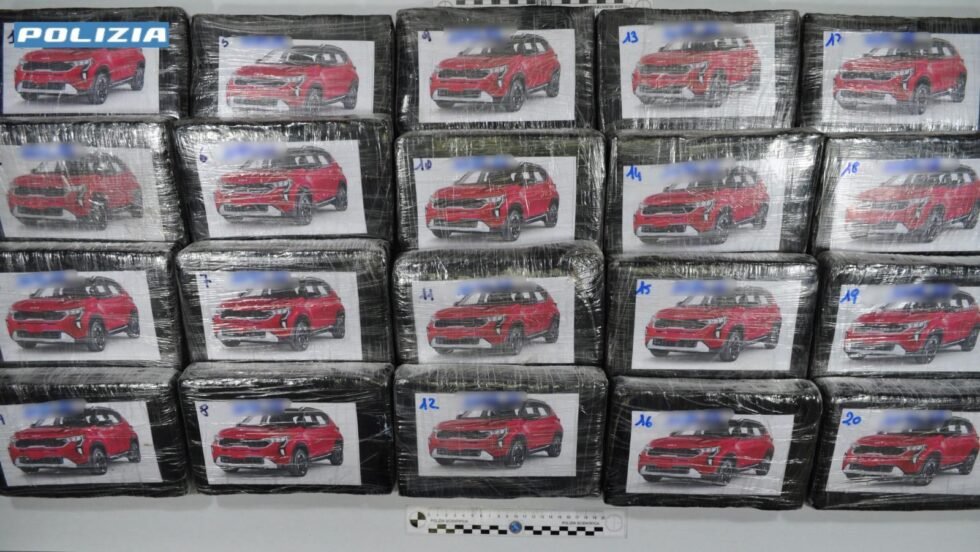 Con 22 chili di droga agli imbarcaderi privati. Arrestato a Messina 51enne palermitano 1 droga in panetti sequestro messina