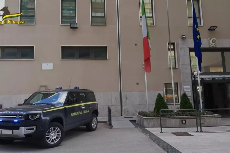 Truffa allo Stato, 12 misure interdittive e sequestrati 7 milioni 1 gdf pa