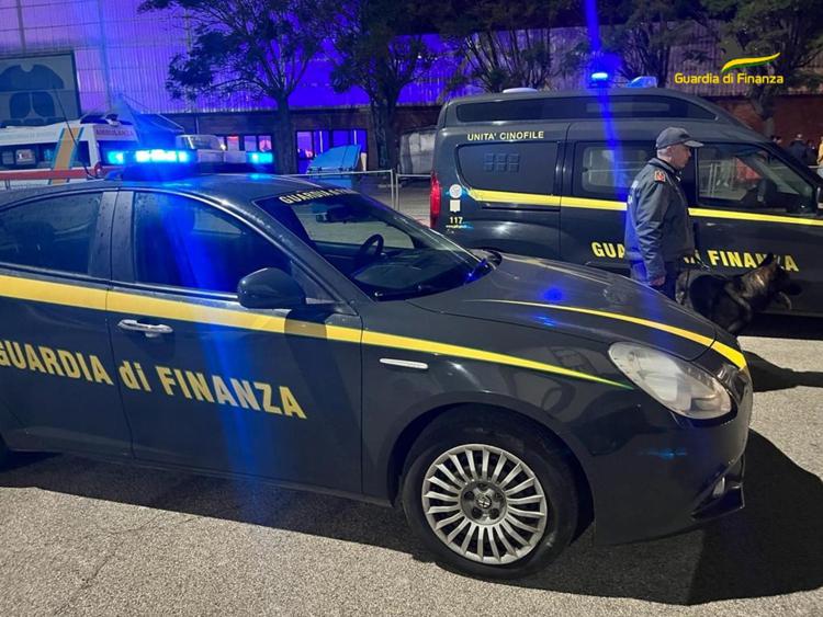 Traffico di stupefacenti dal Sudamerica in Calabria, Lazio e Veneto: 10 arresti 1 guardia finanza auto fg