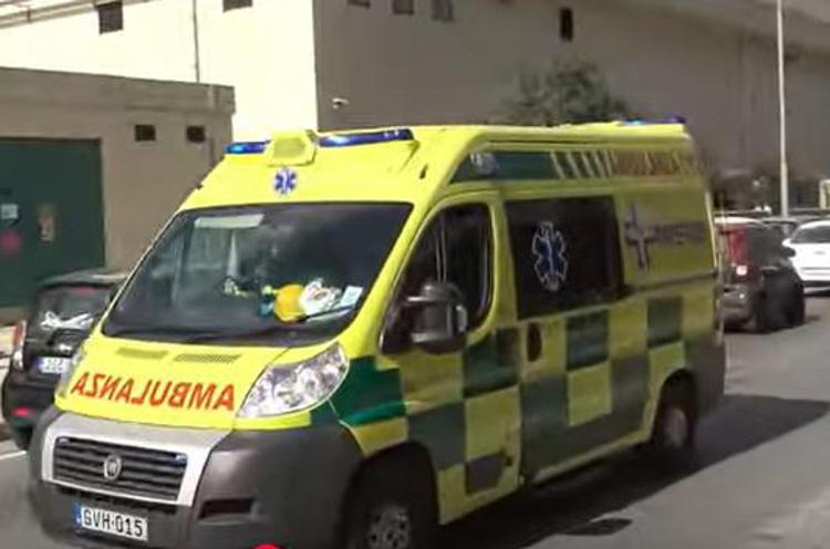 Malta, 18enne sarda cade dal quarto piano di un albergo: è grave 1 malta ambulanza fi