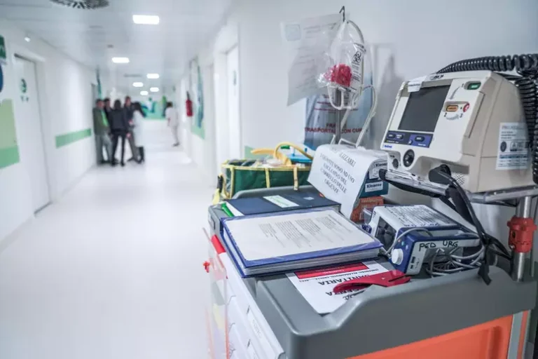 Ospedali sotto assedio: l’influenza piega i Pronto soccorso. Il nodo dei letti e la Sicilia sotto osservazione