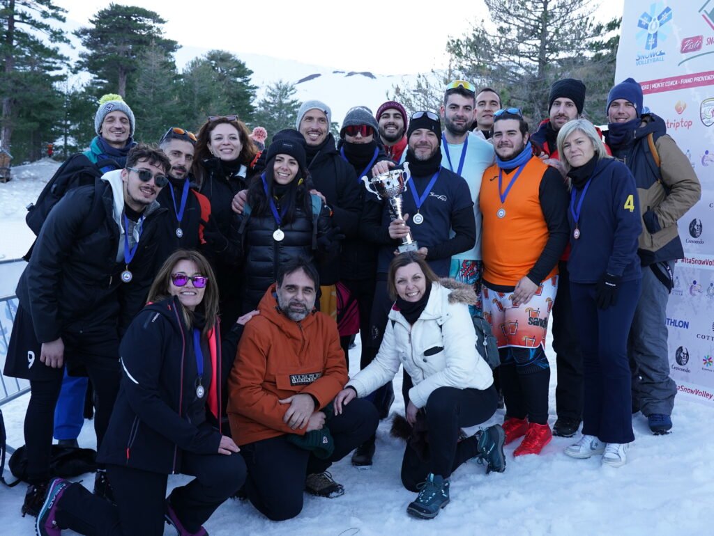 Il Pistì Snow Trophy si conferma su altissimi livelli. Trend di partecipanti in forte crescita e formula vincente con il connubio sport e divertimento ad alta quota. 2 snow volley amatoriale foto di gruppo