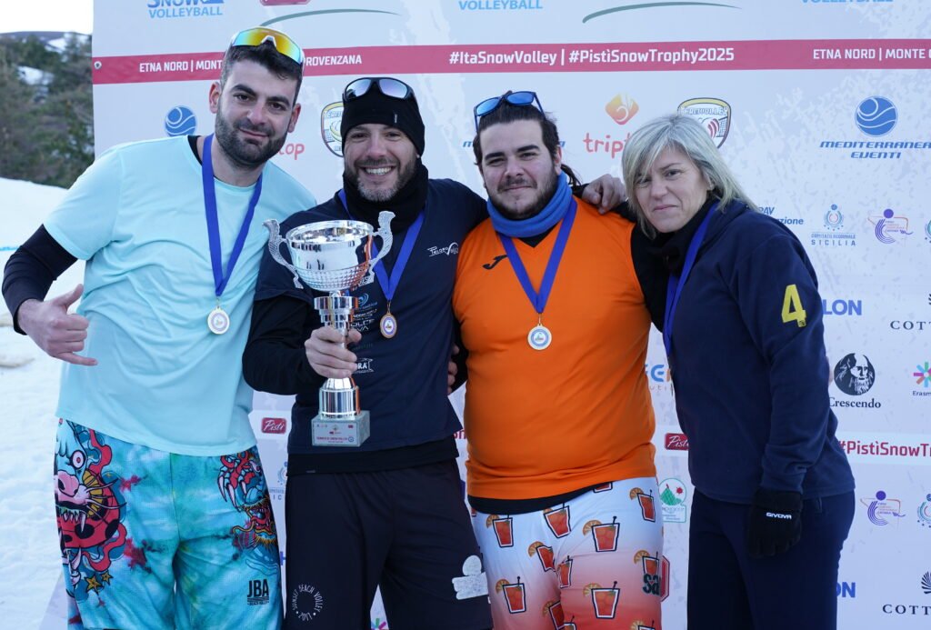 Il Pistì Snow Trophy si conferma su altissimi livelli. Trend di partecipanti in forte crescita e formula vincente con il connubio sport e divertimento ad alta quota. 4 snow volley amatoriale 1 classificati