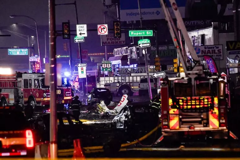 A Philadelphia aereo ambulanza precipita su case e strade, nessun sopravvissuto a bordo 2 622d9416a21b43333c5477fc3f1e8122