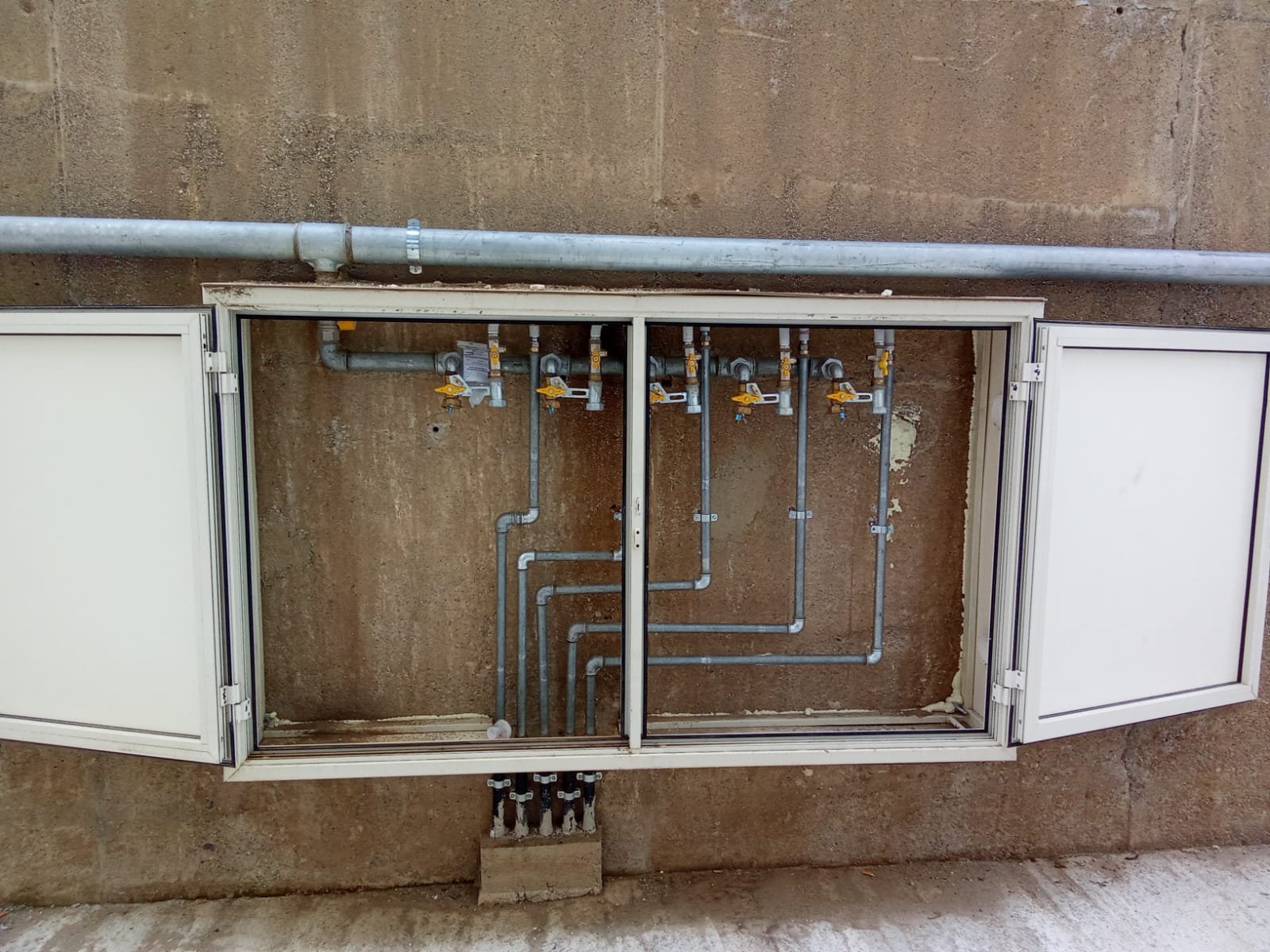 San Filippo, Il Comune consegna alloggi privi di energia elettrica, gas e acqua corrente. Oteri fa sopralluogo 4 Case San Filippo esterno tubi del gas vicini alle sterpaglie senza contatori