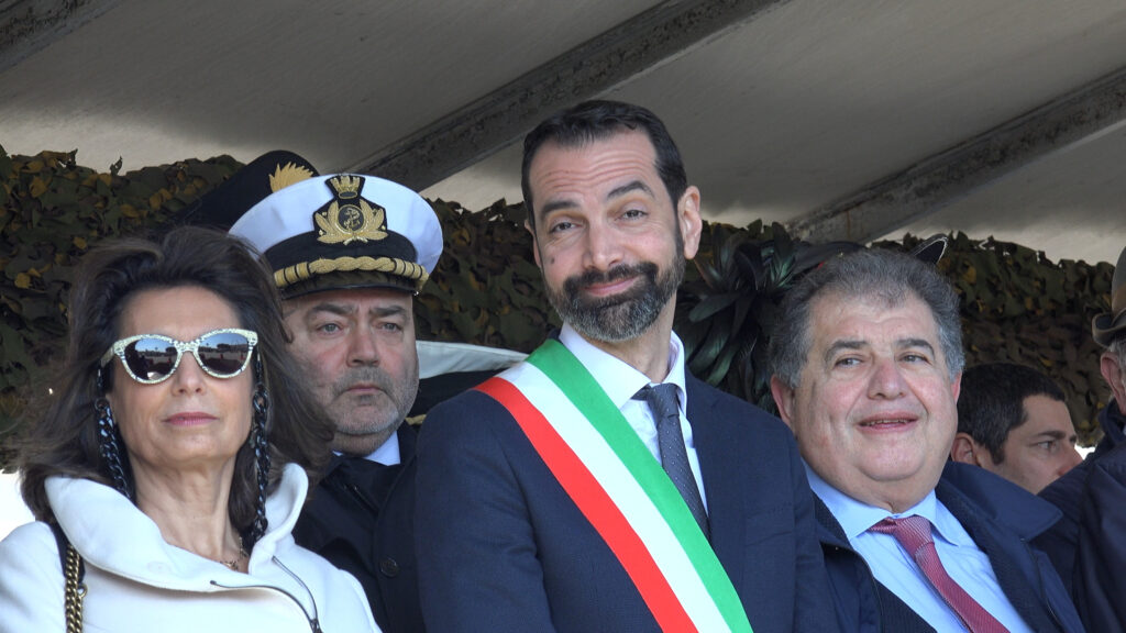 Il crollo di ACR: paradossale chiedere soldi ai commercianti in una città in cui il piano aiuti è stato solo annunciato . Fallimento dell'amministrazione comunale? Ma con tanti bei concerti 3 basile sornione