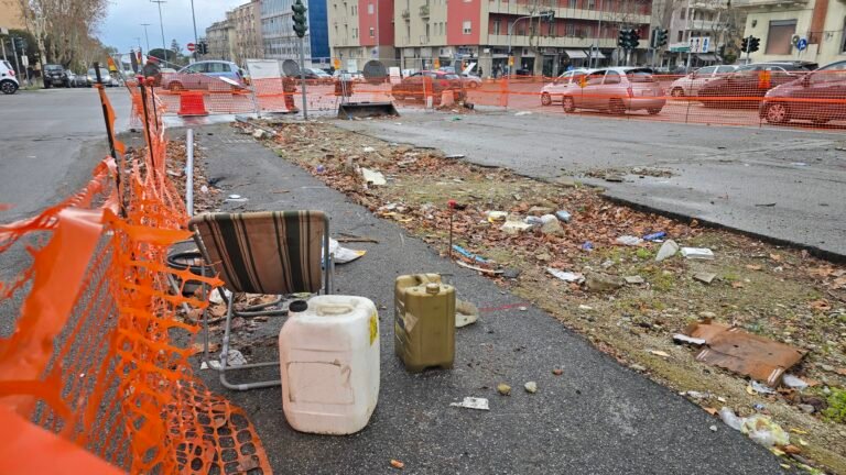 Viale Giostra al buio, ditta fallita e cantiere fantasma: l'allarme per la sicurezza e il nodo del parcheggio di interscambio
