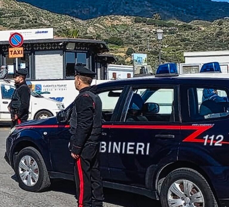 Eolie: girovagano nei pressi dello scalo aliscafi con 350 grammi di cocaina. Arrestati dai Carabinieri