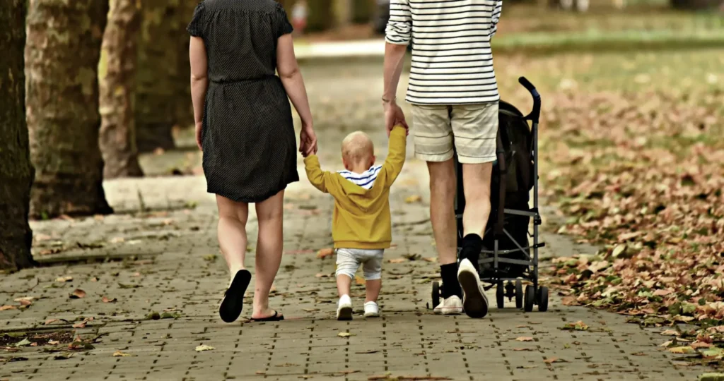 Reddito di povertà, Schifani: «Boom di richieste in poche ore", ma non è una buona notizia. "Pensiamo di finanziare 10 mila famiglie» 2 famiglie giovani con figli 1920x1013 1
