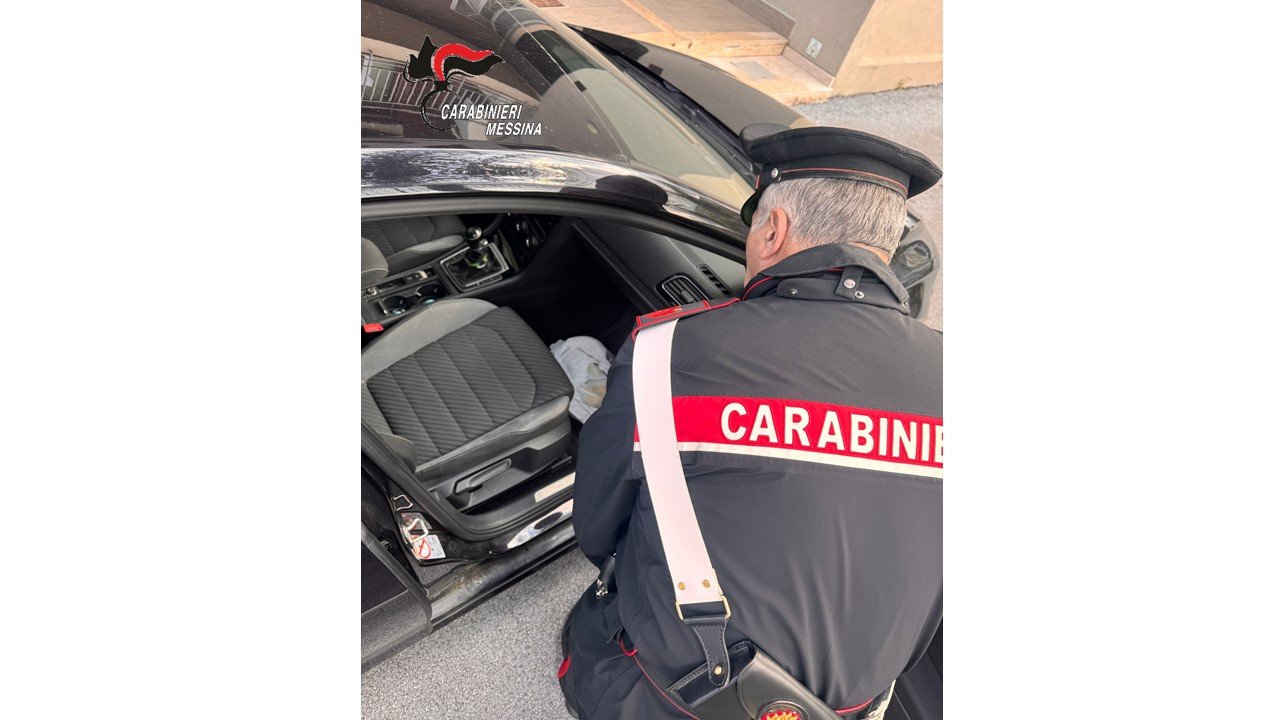 Trovato con la droga in auto, 38enne arrestato dai Carabinieri. 3 droga in auto