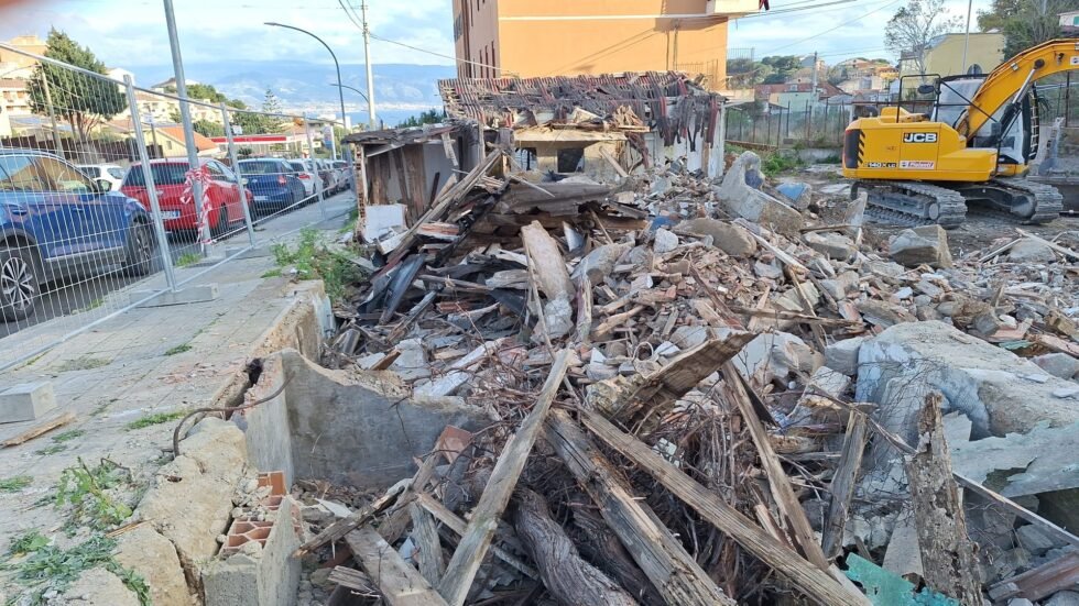 Commissario al risanamento delle baraccopoli di Messina. Demolite baracche all' Annunziata 1 foto demolizioni baracche annunziata 2