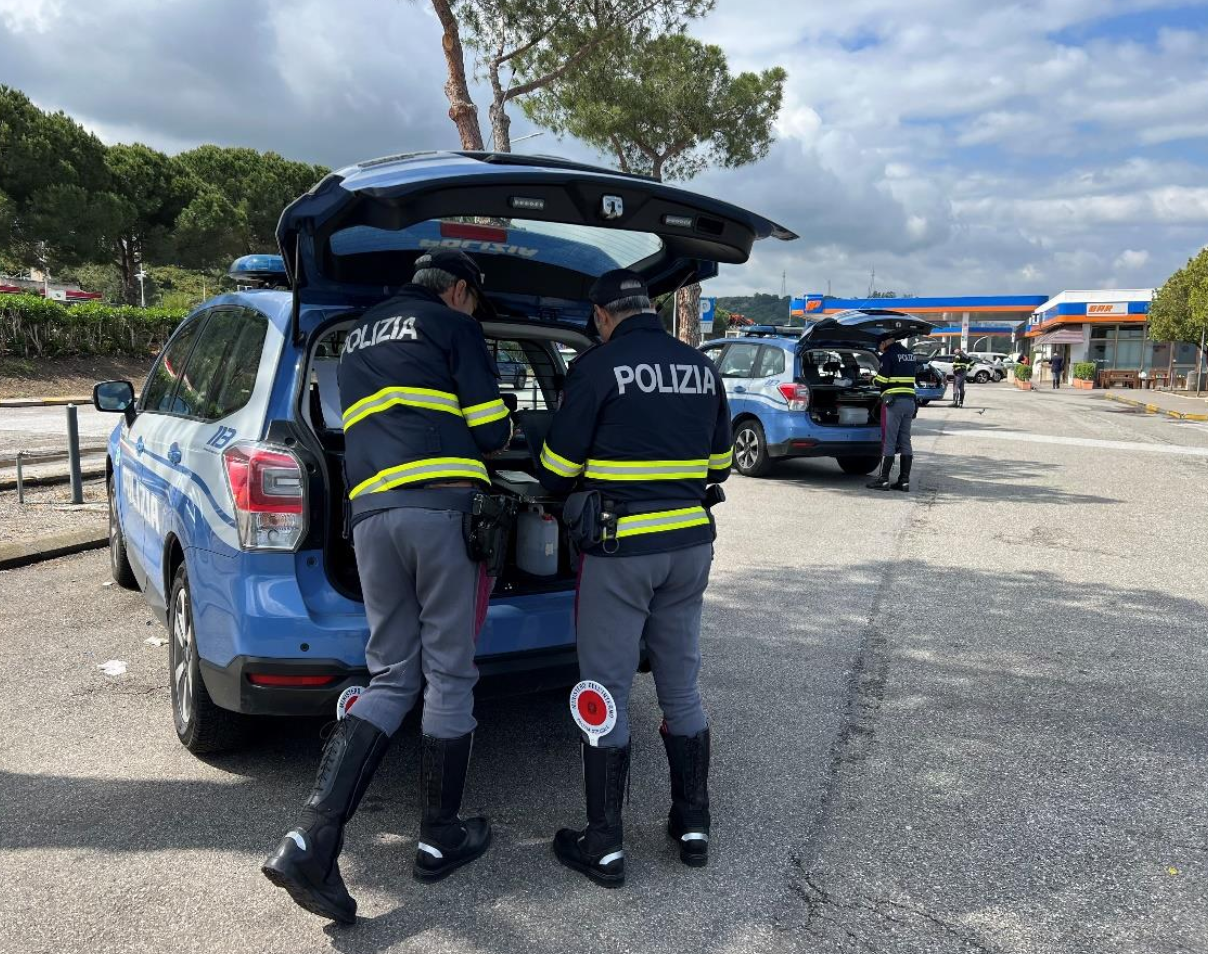 USO DEL CELLULARE ALLA GUIDA. LA POLIZIA STRADALE DI MESSINA RITIRA 35 PATENTI