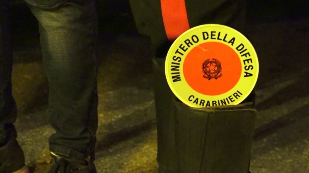 STRAPPA UN CELLULARE E DENARO DALLE MANI DI UNA SINESE IN CENTRO: 38ENNE TUNISINO ARRESTATO DAI CARABINIERI. 2 movida carabinieri2