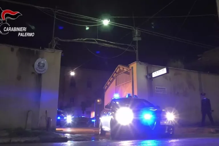 OPERAZIONE "ALTO IMPATTO" A MESSINA: LA POLIZIA DI STATO SETACCIA I LUOGHI DI AGGREGAZIONE GIOVANILE. PESANTE IL BILANCIO.