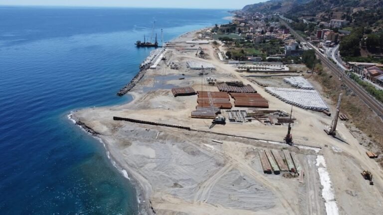 RONZONI E TRIPODI: PORTO DI TREMESTIERI: L’INCOMPIUTA E’ DIETRO L’ANGOLO.