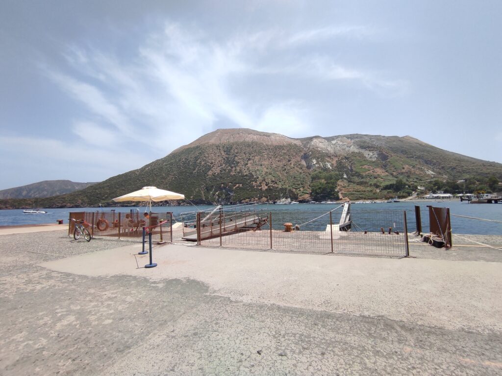 Isola di Vulcano: pozza fanghi sequestrata dopo ustioni alle gambe di turista 3 Vulcano porto