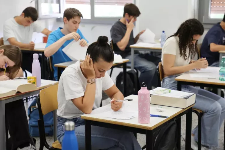 Maturità 2025, conto alla rovescia per la prima prova: D'Annunzio e l'IA i più attesi