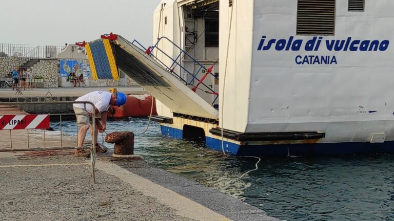 Caro traghetti, dal 10 agosto scatta l'aumento per le isole minori: a rischio turismo, residenti e soccorsi del 118. Musolino (IV): "La Regione intervenga subito"