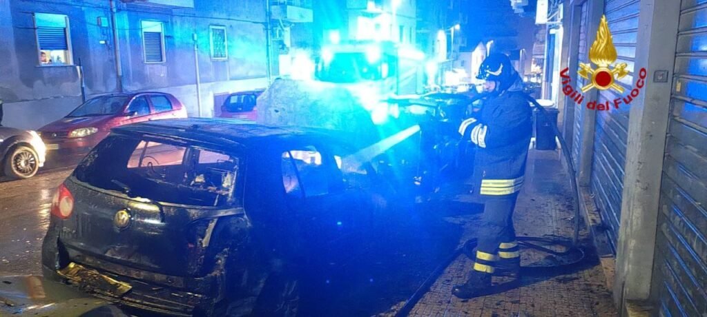 Auto in fiamme in via Palermo a Messina 2 vvff auto in fiamme piazza popolo