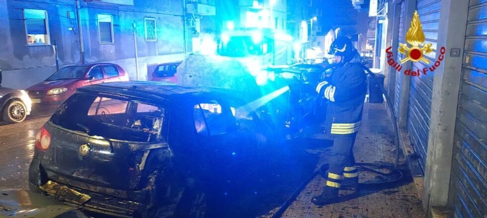 Auto in fiamme in via Palermo a Messina 1 vvff auto in fiamme piazza popolo