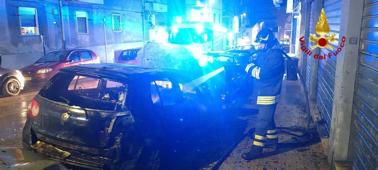 vvff auto in fiamme piazza popolo