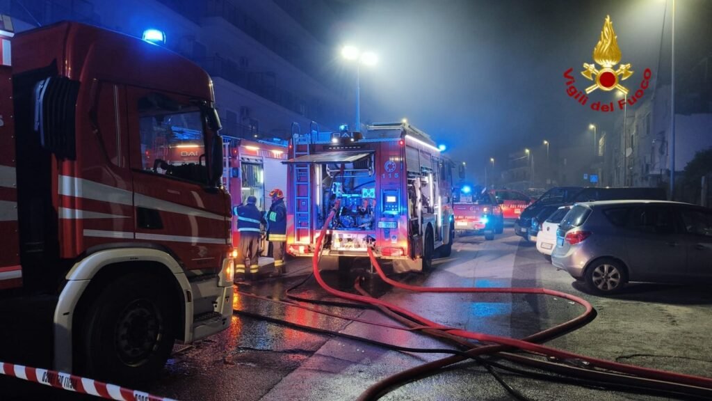 In fase di spegnimento il rogo nel deposito di Camaro Superiore 3 1000150714