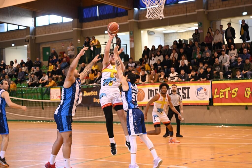 BASKET SCHOOL MESSINA-VIRTUS MOLFETTA 79-55. CRONACA E TABELLINO 2 Basket School Messina Virtus Molfetta Un canestro di Janic