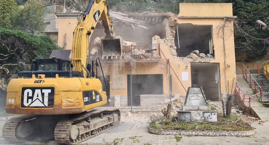 Città Metropolitana di Messina, avviati stamani i lavori di demolizione dell'ex Città del Ragazzo 1 Demolizione 1
