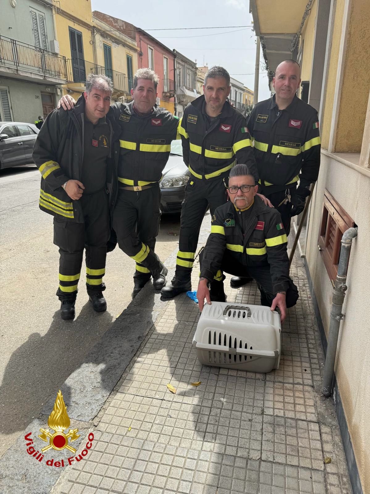 I vigili del fuoco salvano gattini in tombino a Mili Marina 6 IMG 20250323 WA0036