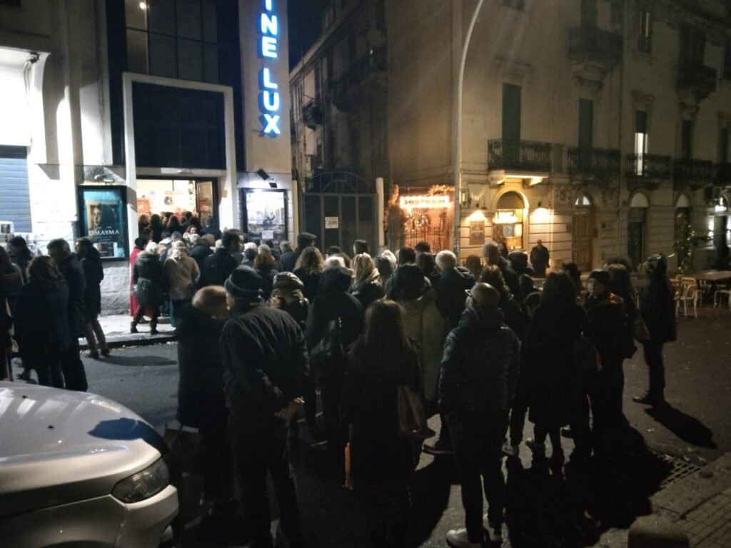 Istituto Copernico: serie web su femminicidio a Barcellona Pozzo di Gotto 3 La folla in fila per assistere ad una delle proiezioni di Omayma