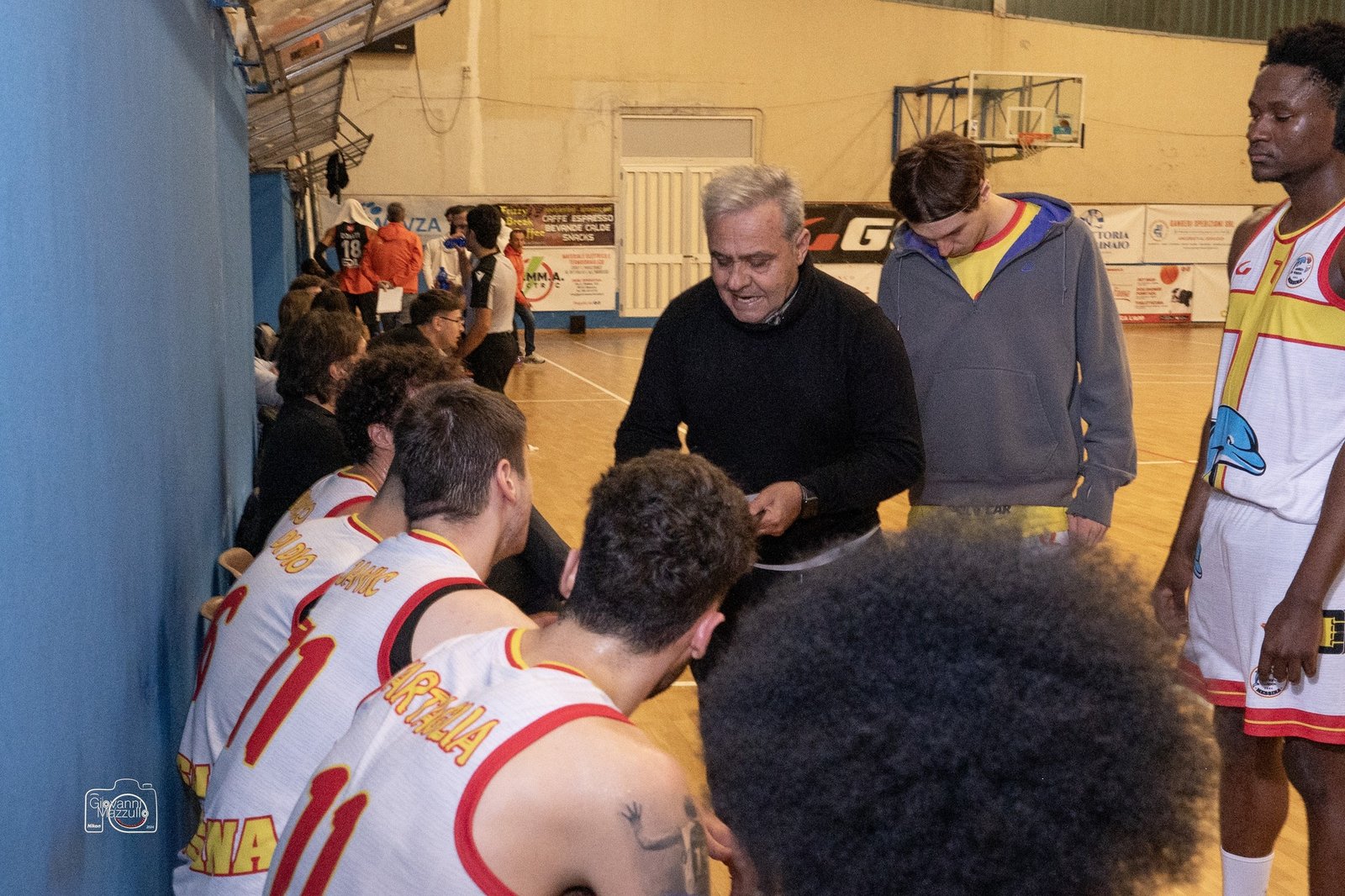 Basket School Messina coach SIDOTI: “IMPIANTI CITTADINI PRECARI. NON CI SONO LE CONDIZIONI PER FARE BASKET” 9 Pippo Sidoti durante un timeout
