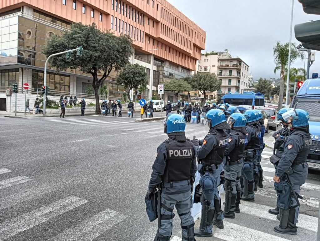 Scontri al corteo No Ponte a Messina. Un agente ferito. Germanà: solidarietà a forze dell'ordine 3 WhatsApp Image 2025 03 01 at 17.54.052