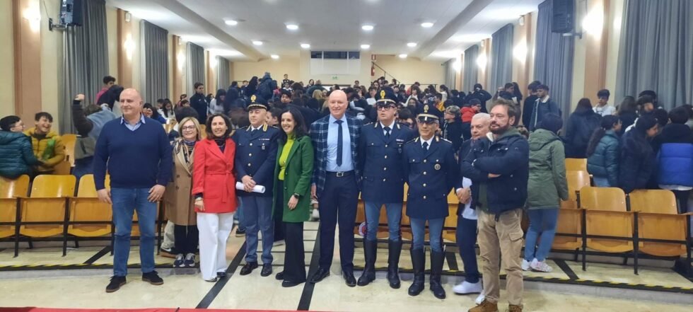 SAP: UN PONTE VERSO LA LEGALITÀ: CONCLUSO L'INCONTRO FORMATIVO CON GLI ALUNNI DELL’I.C. GRAVITELLI AL TEATRO CRISTO RE 1 WhatsApp Image 2025 03 14 at 12.00.51 4