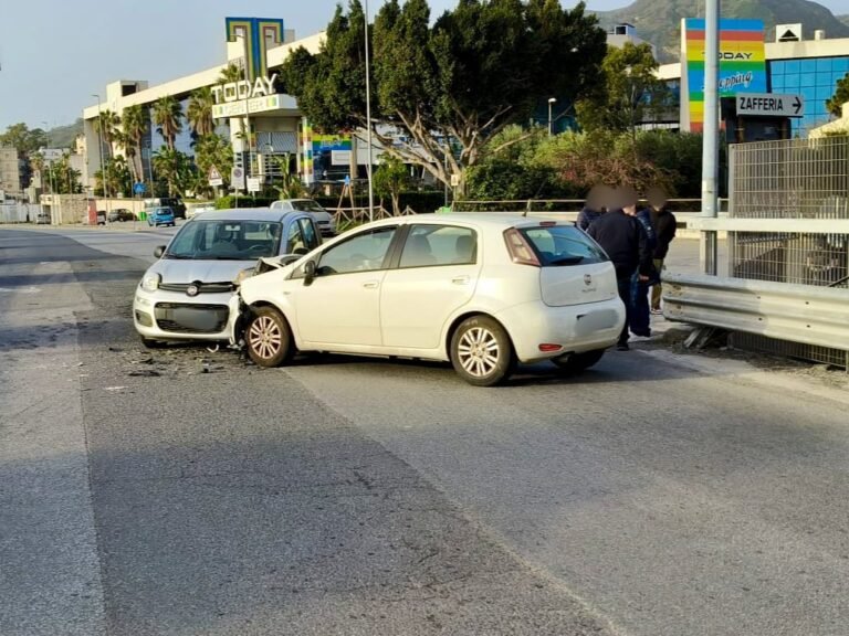 Incidente in via La Pira. Una donna lievemente ferita