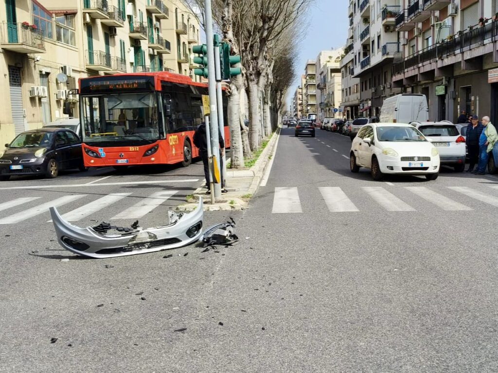 Incidente in via La Farina. Tre auto coinvolte e due persone ferite non gravemente 2 WhatsApp Image 2025 03 15 at 12.31.17 2