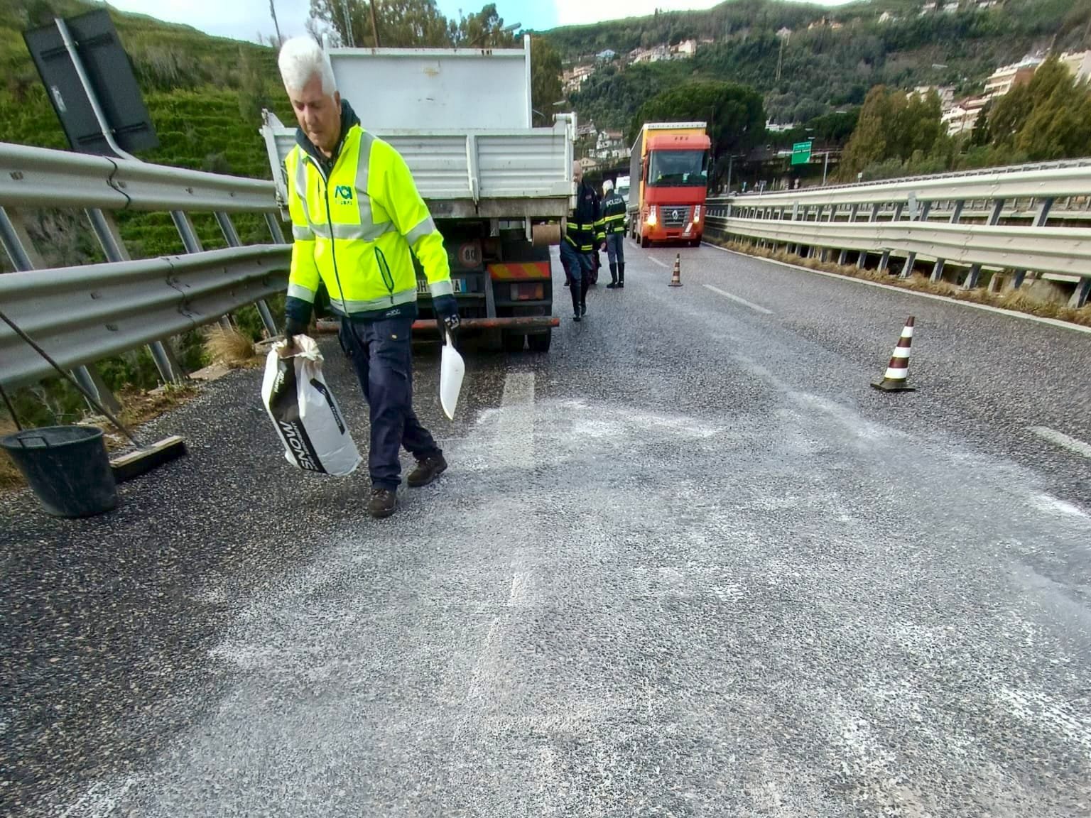 Incidente in tangenziale di Messina: scontro auto e mezzo pesante, feriti 2 WhatsApp Image 2025 03 31 at 10.32.16 1