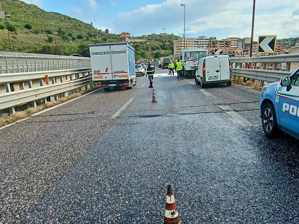 Incidente in tangenziale di Messina: scontro auto e mezzo pesante, feriti 4 WhatsApp Image 2025 03 31 at 10.32.17 1