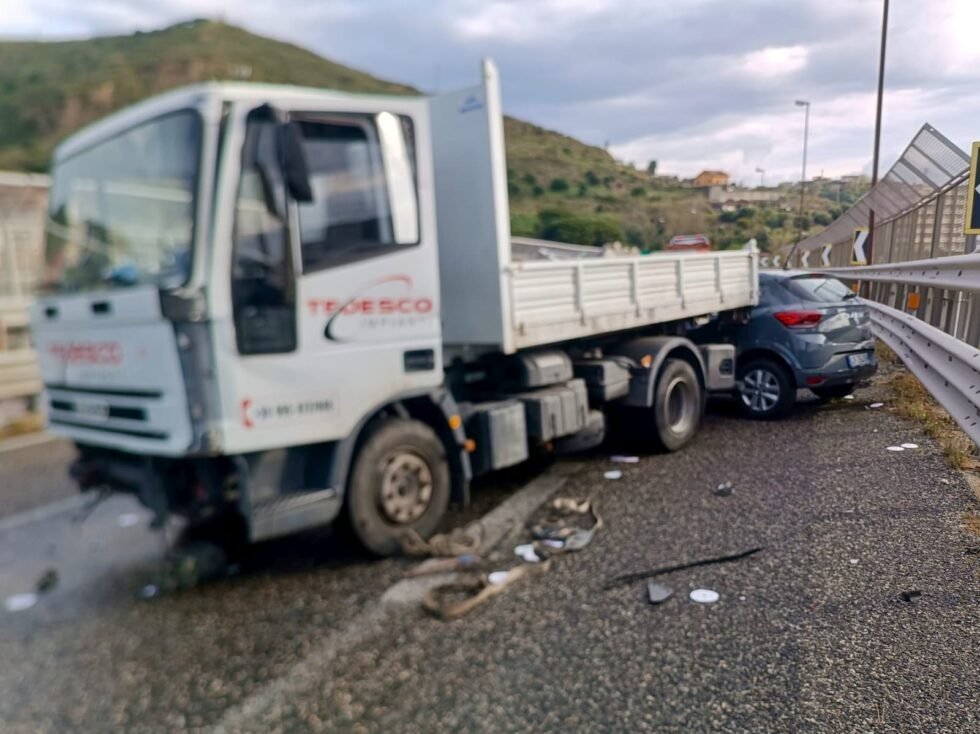 Incidente in tangenziale di Messina: scontro auto e mezzo pesante, feriti 1 WhatsApp Image 2025 03 31 at 10.32.17