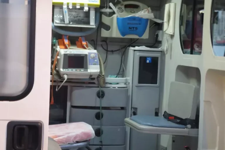 Messina - Precipita dal lastrico solare per controllare il serbatoio: salvo grazie a un fuoristrada parcheggiato