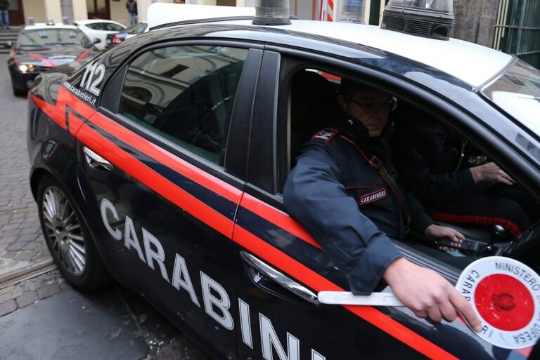 Droga - Sorpreso mentre la cede, 32enne arrestato dai Carabinieri. Ne ha dell'altra dentro la cassaforte di casa