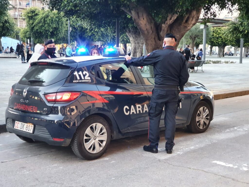 Droga - Sorpreso mentre la cede, 32enne arrestato dai Carabinieri. Ne ha dell'altra dentro la cassaforte di casa 3 carab