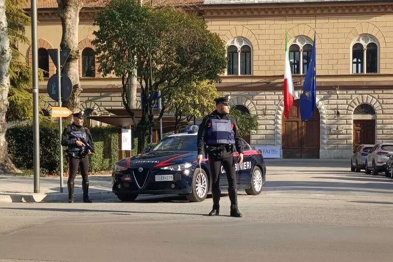 Morto in casa da un mese, la figlia fermata per omicidio 1 carabinieri foligno