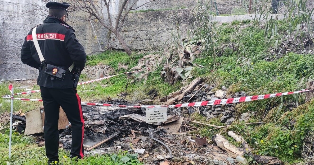 carabinieri incendio rifiuti roccalumera
