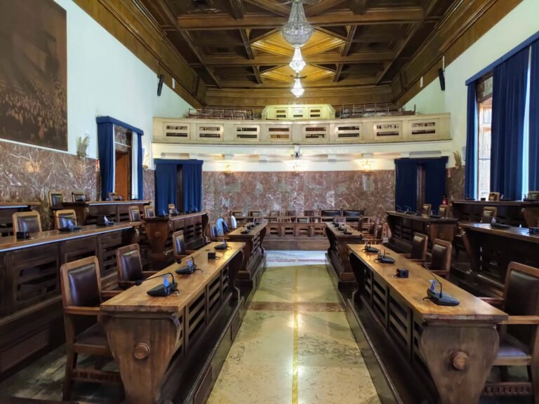 Stallo sui fondi della Social City: l'affondo di Scurria, i dubbi sulle carte e il rinvio in aula a mercoledì