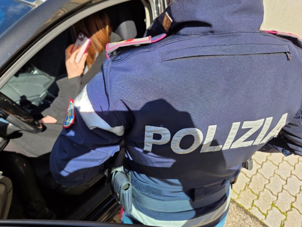 GUIDA CON IL CELLULARE - LA POLIZIA STRADALE DI MESSINA AUMENTA I CONTROLLI 1 image
