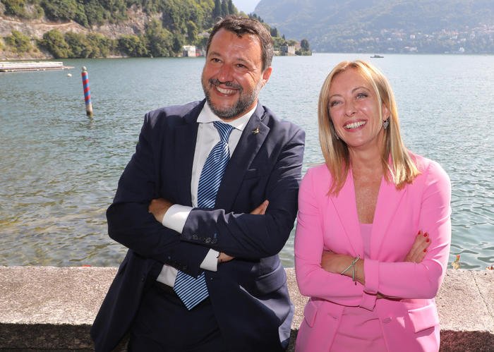 Salvini e Meloni si abbracciano, prove tecniche di governo