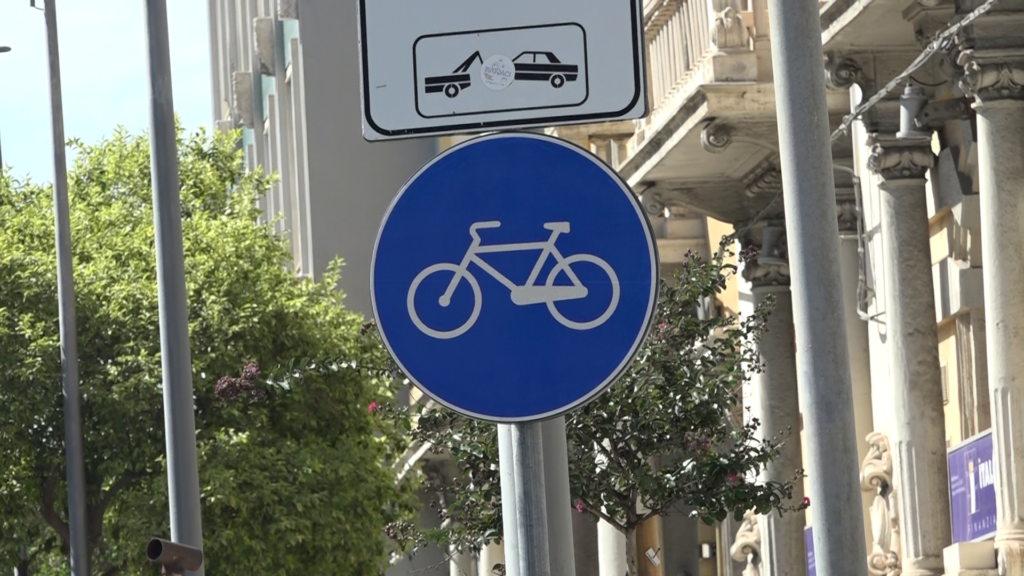 NUOVO PISTA CICLABILE: E LA VARA? IMPOSSIBILE IL SUO TRAINO A MENO CHE... NON ABBIA LE ALI COME IL TRAM VOLANTE 2 pista ciclabile 3