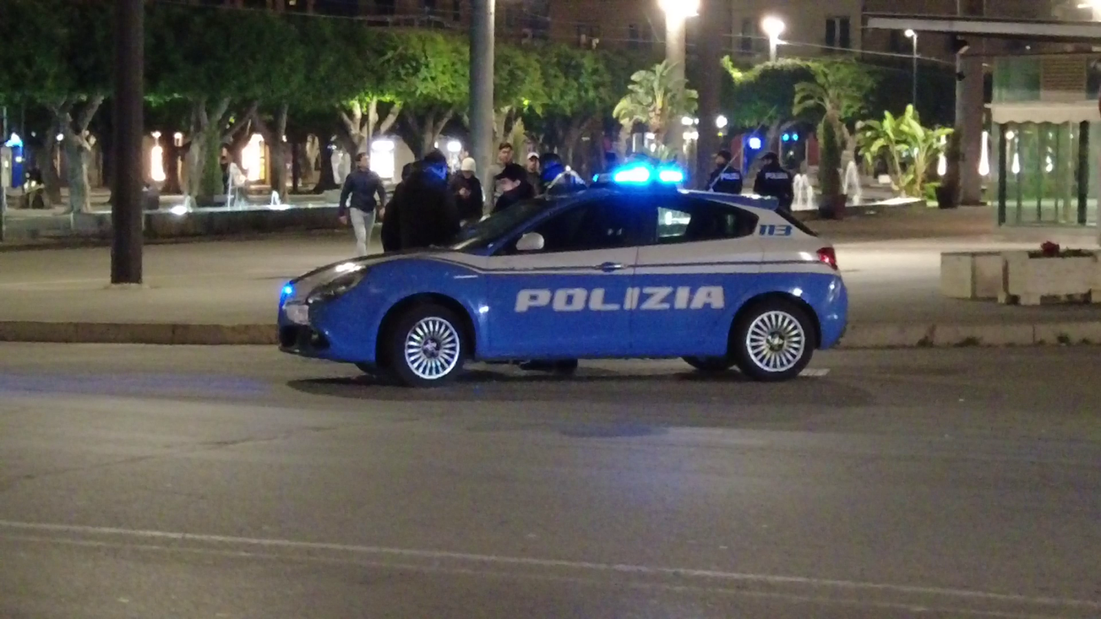 MESSINA, AGGREDISCE L’EX COMPAGNA, VESSANDOLA E COSTRINGENDOLA AD UNA CONVIVENZA FORZATA, DURANTE LA QUALE ABUSA DI LEI. 7 polizia notte piazza cairoli