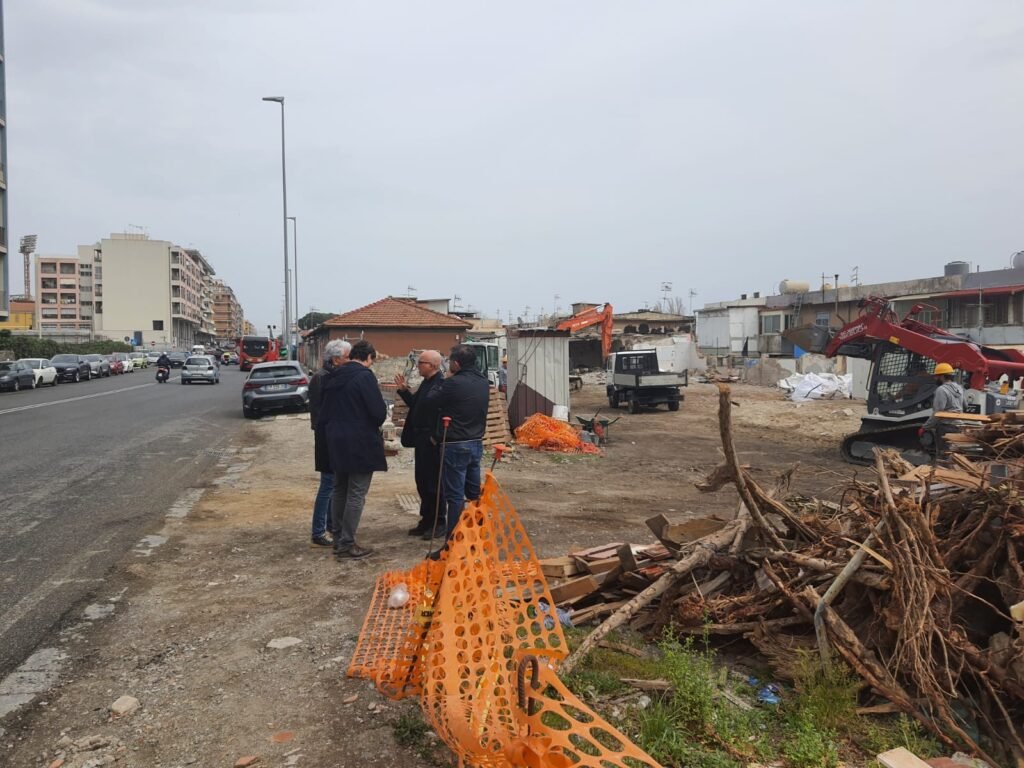 Riprendono i lavori di pulizia e bonifica al rione Taormina. Ma a quando le prossime consegne di case? 2 rione taormina 24 marzo 3