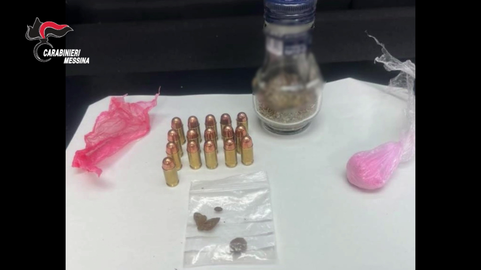 I CARABINIERI ARRESTANO, IN DUE DISTINTE ATTIVITÀ, TRE PERSONE PER SPACCIO DI SOSTANZE STUPEFACENTI E DETENZIONE ILLEGALE DI MUNIZIONI 2 vlcsnap 2025 03 07 12h38m25s697